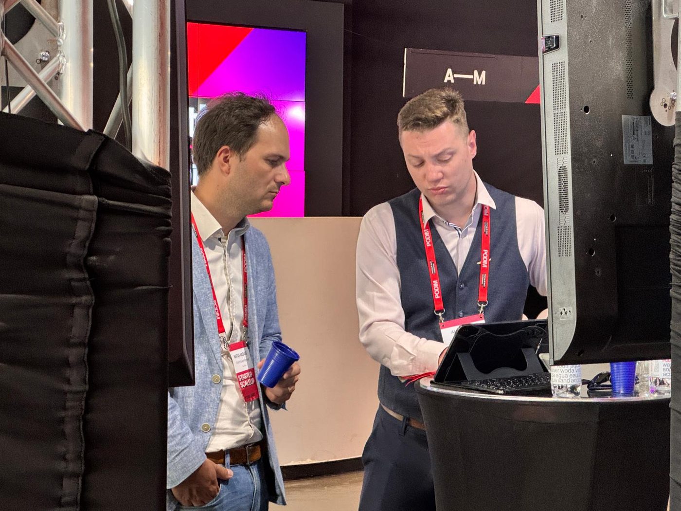 Demonstrating the TriCell platform to a visitor at PODIM